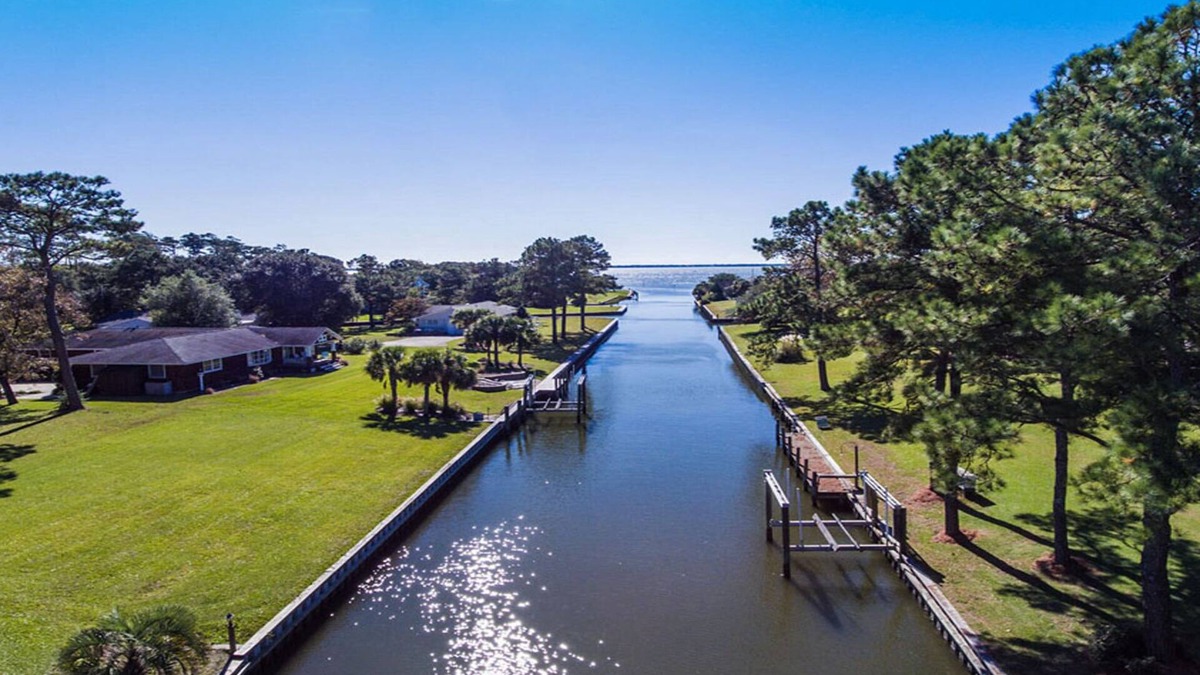 Newport Cottage | Waterfront Cottage w/Deep Water Dock-3BR/2BA