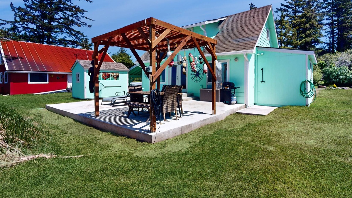 South Bend House | Waterfront cottage w/large deck, fiber optic WiFi, views, and updated interior