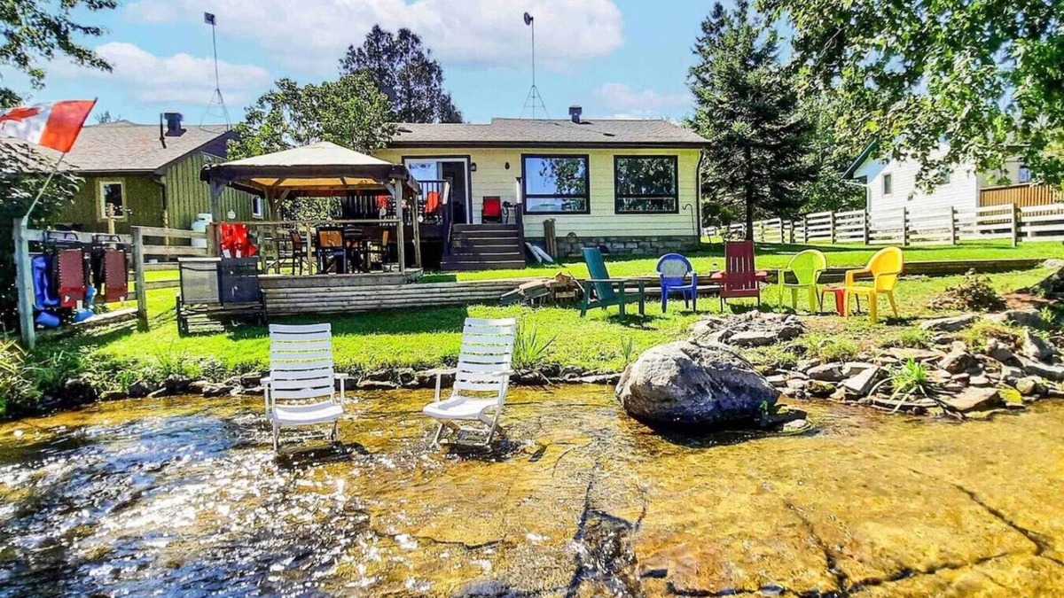 Drummond-North Elmsley Cottage | Waterfront Cottage, Wi-Fi | Netflix | Dog Friendly