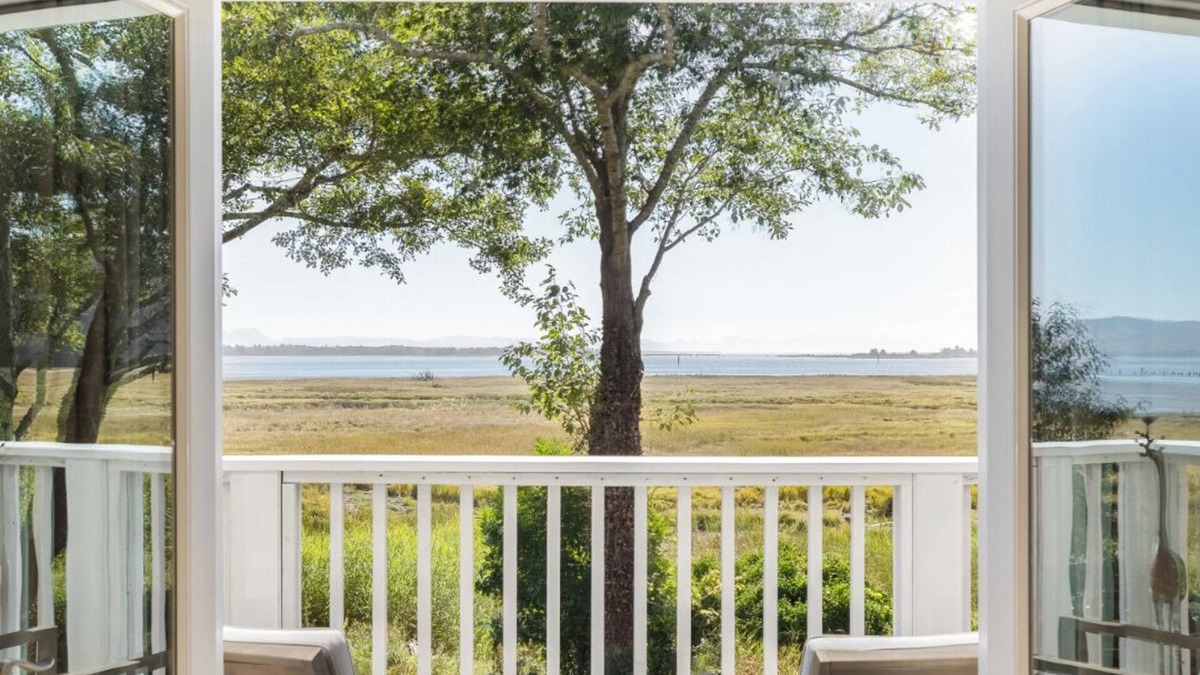 Ilwaco Cottage | Waterfront Cottage With Outdoor Soaking Tub and Private Pier