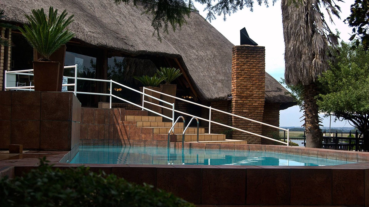 Vaalview Hotel | Waterfront Country Lodge