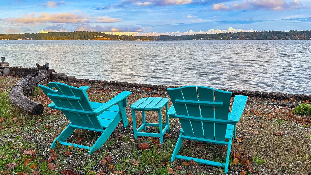 Allyn-Grapeview Apartment | Waterfront couples getaway with patio, gas fireplace, full kitchen and Wifi