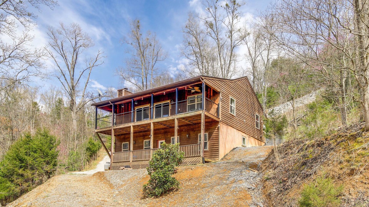 Dandridge Cabin | Waterfront Dandridge Cabin, 24 Mi to Pigeon Forge!