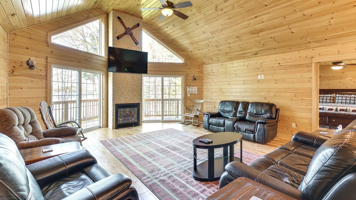 Holden Cabin | Waterfront Davis Pond Cabin w/Dock + Kayaks!