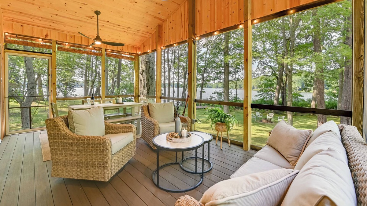Pullman Cottage | Waterfront Deck! Chic Lower Scott Lake Cottage