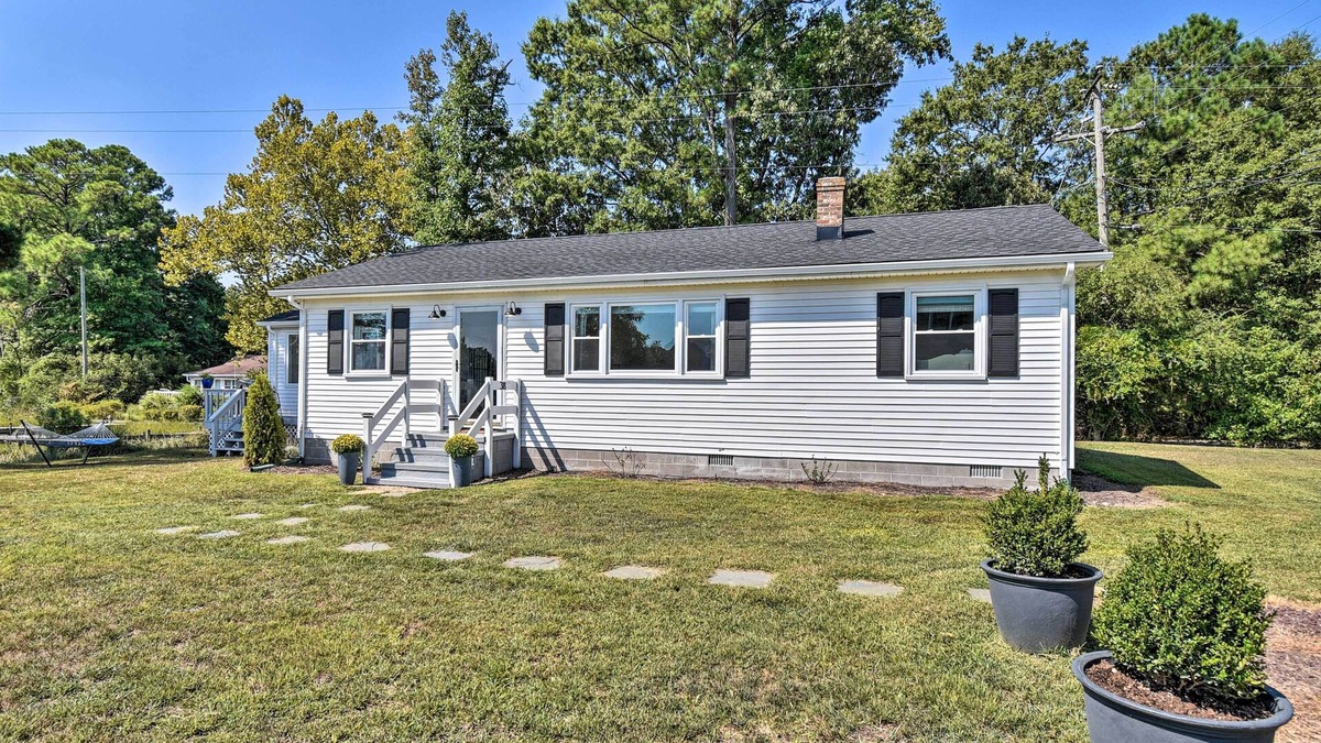 Deltaville Cottage | Waterfront Deltaville Cottage w/Fire Pit!