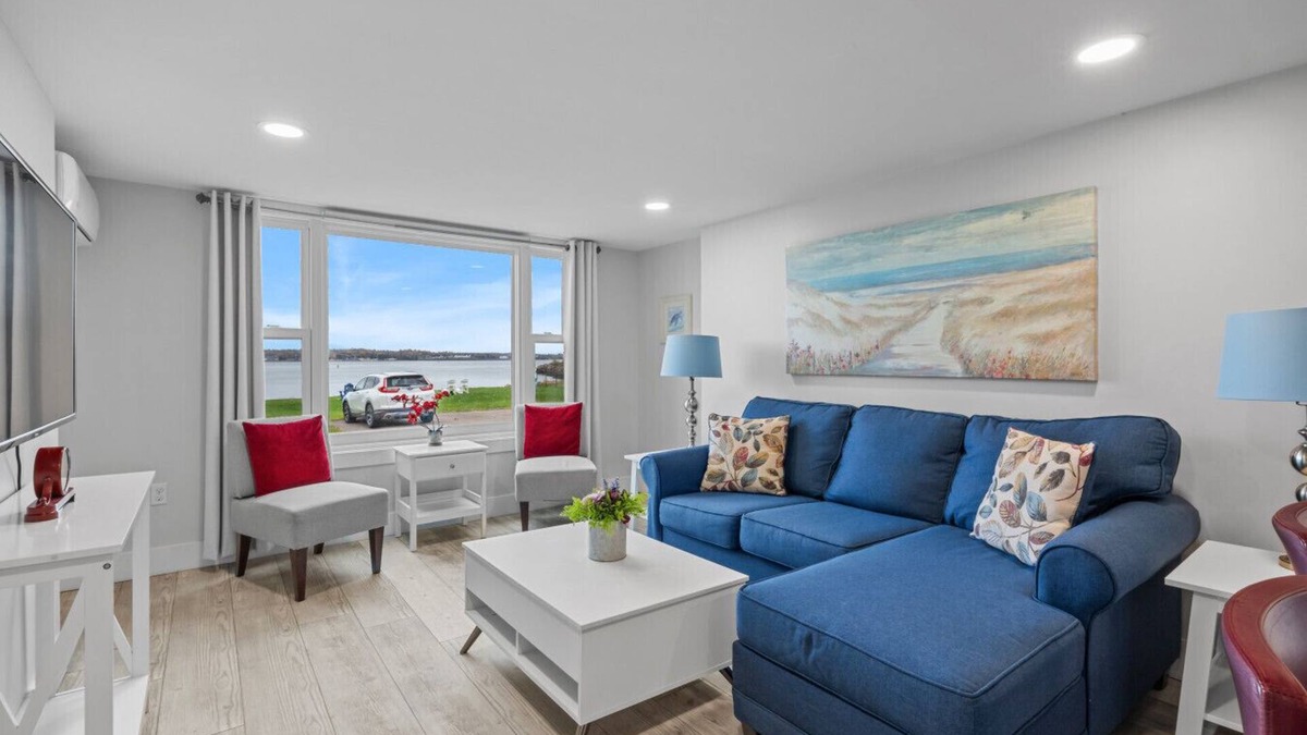 Queens Square Condo | Waterfront Deluxe 1 Bedroom Condo Downtown Ch'town