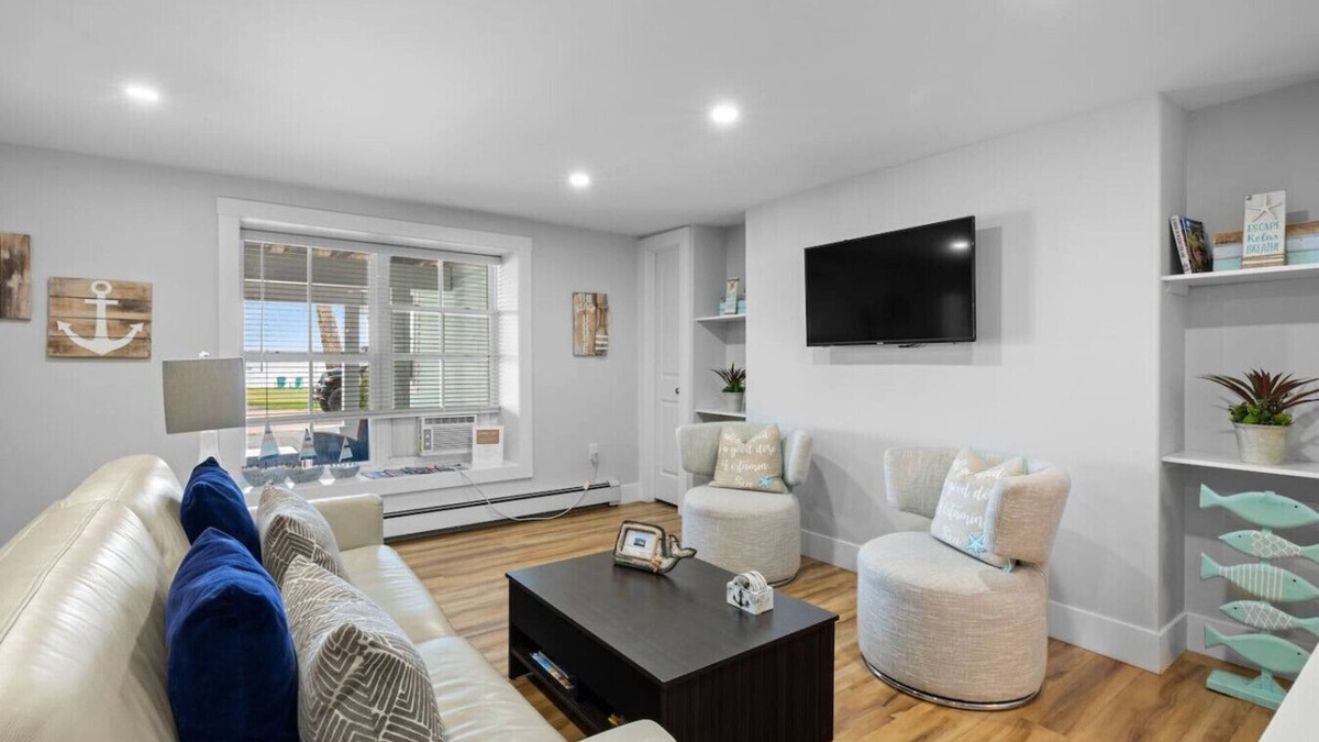 Queens Square Condo | Waterfront Deluxe King Suite Condo Downtown Chtown