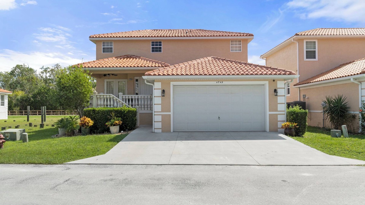 Homosassa Villa | Waterfront! Dock available for rent at rear, kayaks and paddle board included!