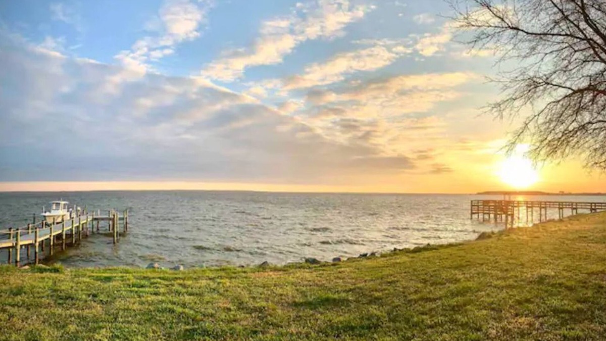 Mount Holly Villa | Waterfront+Dock+Beach+Kayak+Paddleboards+Arcade Console Table+Fire pit