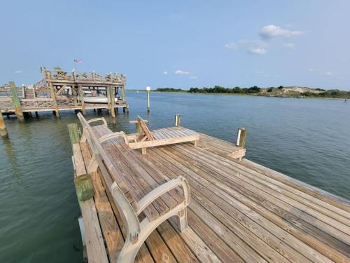 Cedar Point House | Waterfront, dock, Hot tub, kayaks, King Bedroom with amazing views, RELAXATION, 2 miles to the beach