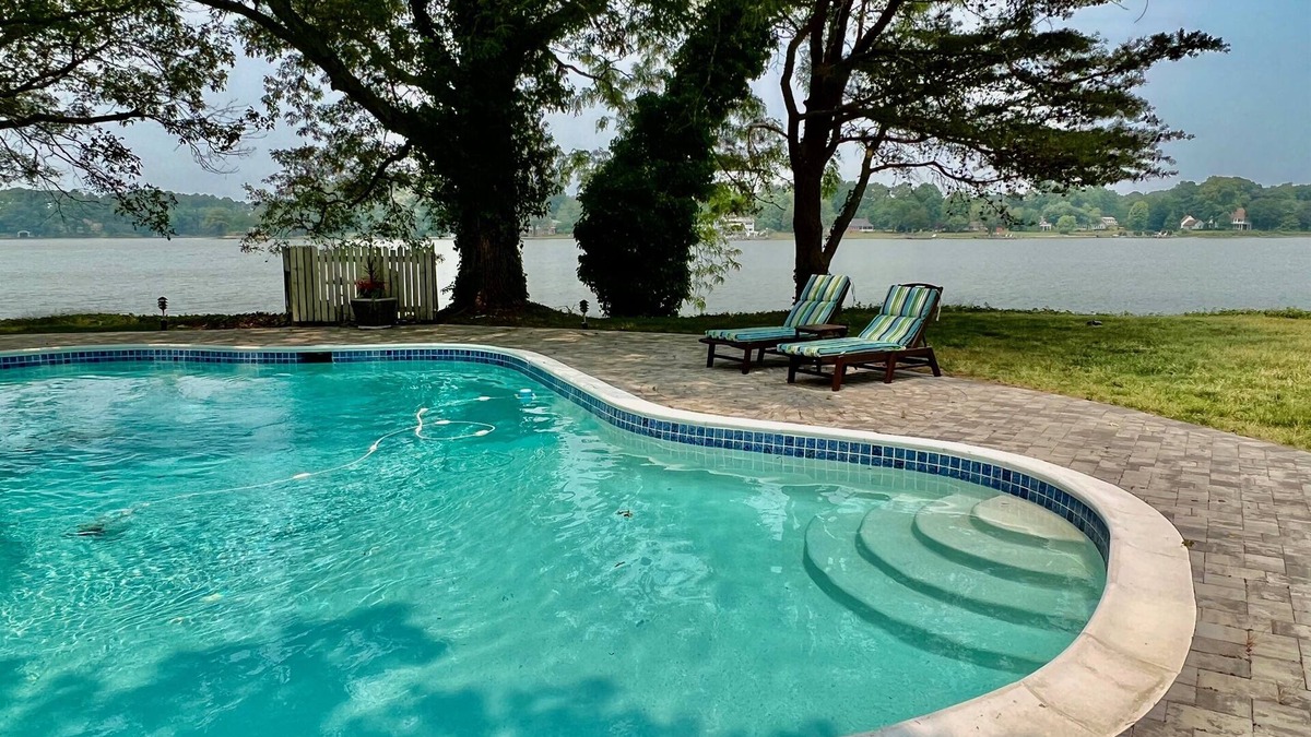 Easton House | Waterfront,Dock,Pool.Private Point in Estate Area. Minutes from Everything!