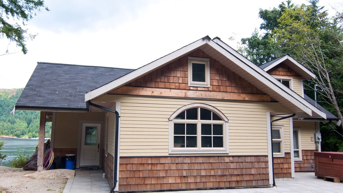 Egmont House | Waterfront,Dock,View,Dive,Kayak,Eagles,Seals,Boating,occasional Whales & Hiking!