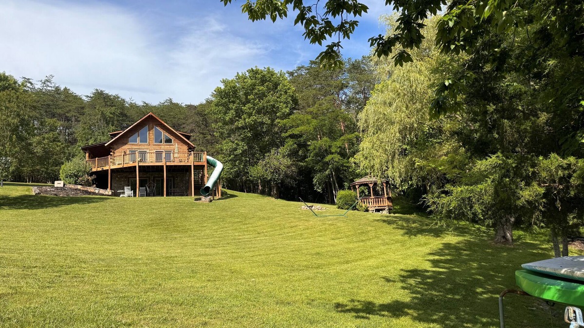 Goodview House | Waterfront dog-friendly home with private dock, paddleboards, kayaks, WiFi, AC