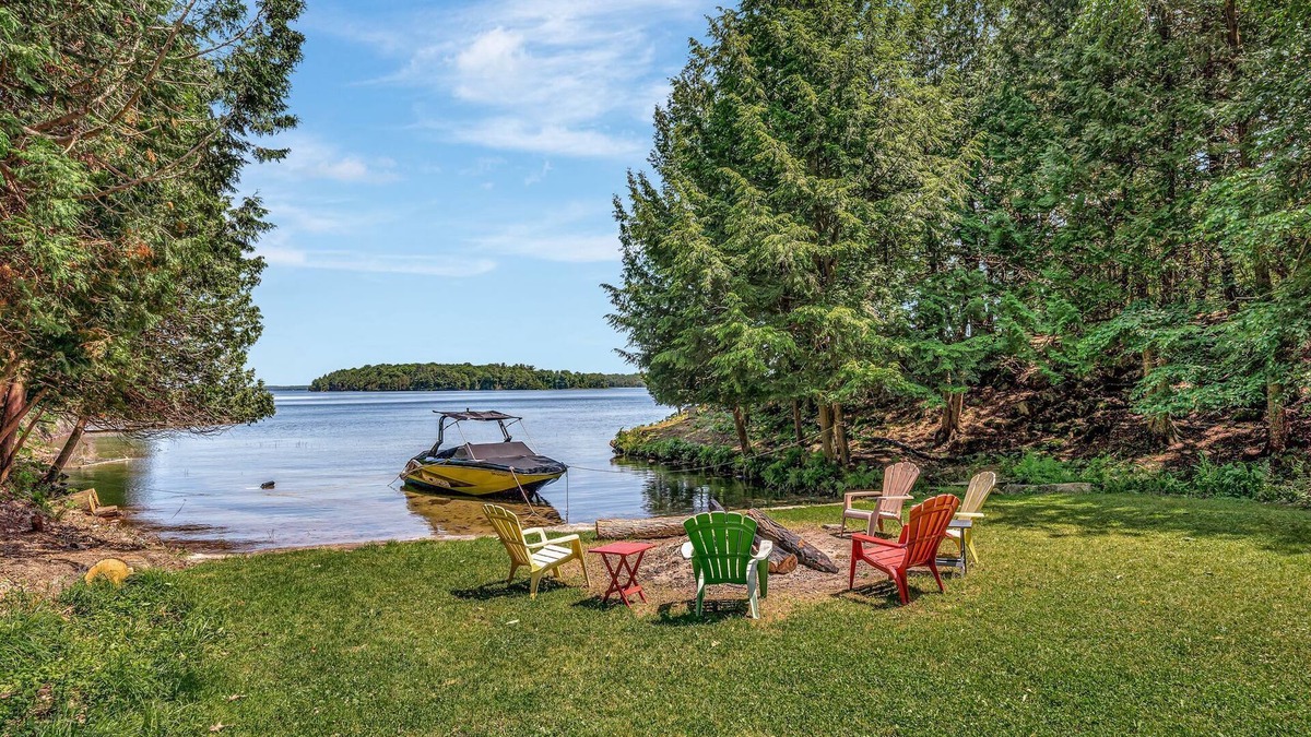 Tay Valley House | Waterfront dream cottage with pool table, fire pit