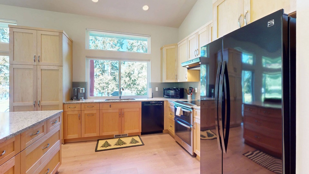 Longbranch House | Waterfront dream with beach access, amazing bay view & secluded location
