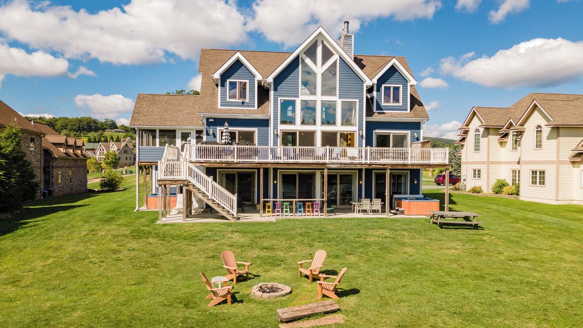 Waterfront Greens House | Waterfront Dreams: Lakefront, Indoor Pool, Dock Slip & Hot Tub!