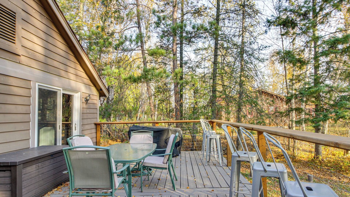 Duluth Cottage | Waterfront Duluth Cabin w/Deck & River View!