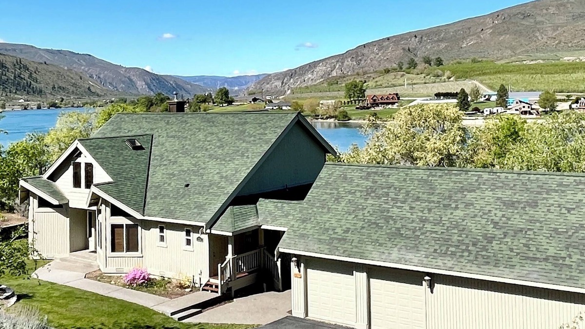 Orondo House | Waterfront Escape: Pet-Friendly, Hot Tub, Family Reunions, 10 Mins to Chelan Fun