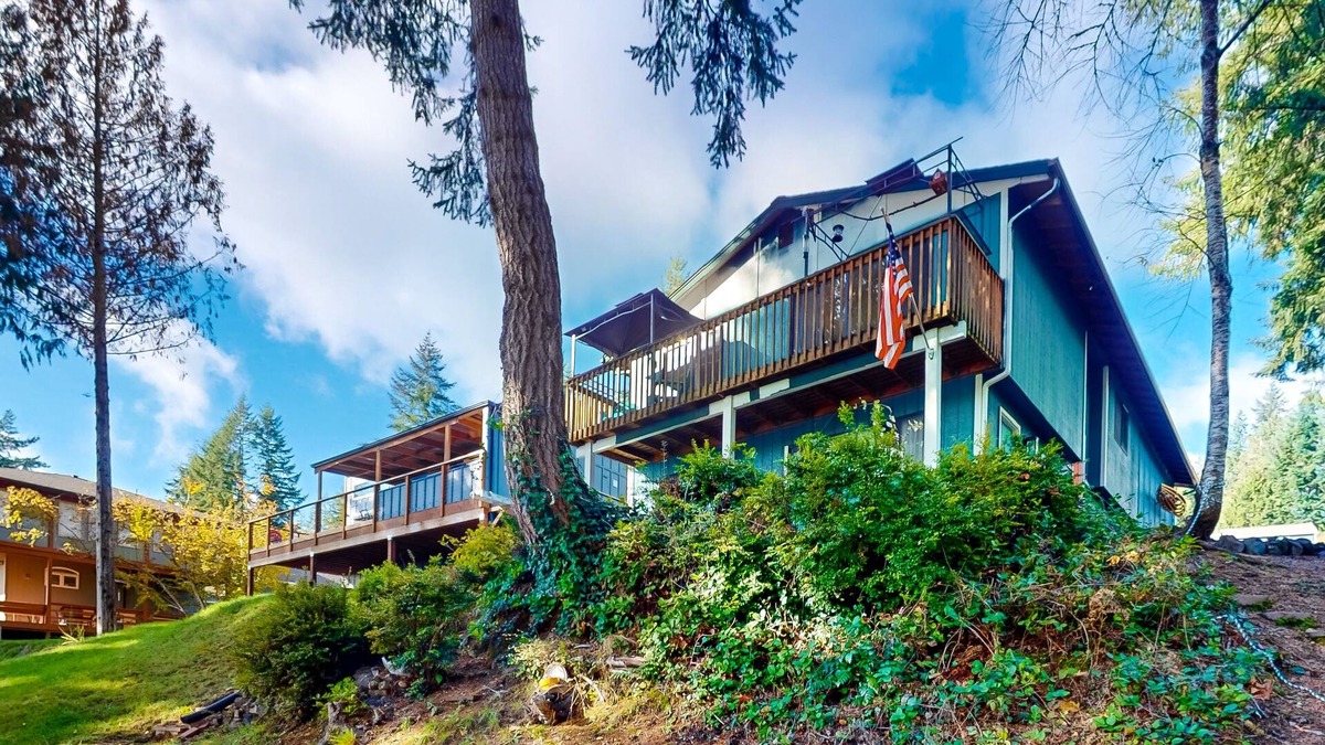 Grapeview House | Waterfront escape with beach access, deck, streaming, & W/D - dog-friendly