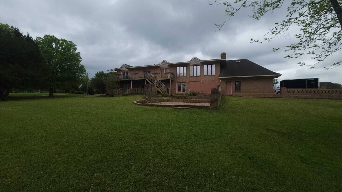 Olive Branch House | Waterfront Estate –Spacious 10-Sleeping Area Retreat on Private Lake