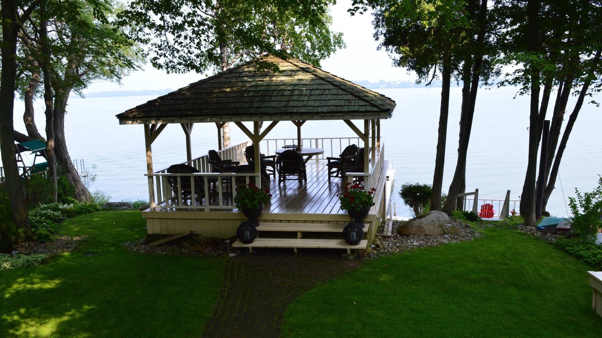Picton Cottage | Waterfront Executive Retreat with a Hot Tub
