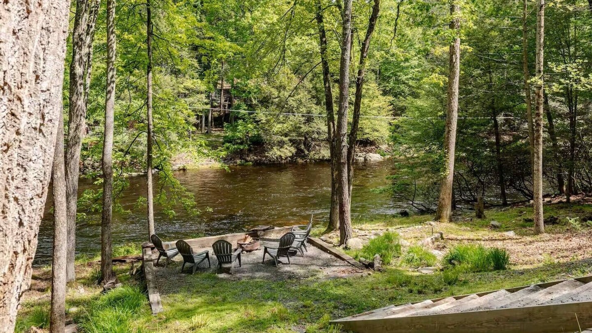 East Stroudsburg House | Waterfront family cabin, near falls, golf, ski resorts, hiking, fishing & more!