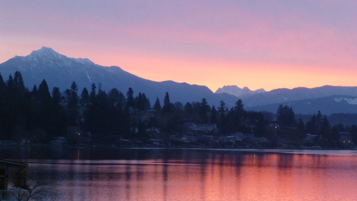 Lake Stevens House | Waterfront Gated, Breathtaking Mountain & Lake View Guest House on Lake Stevens!