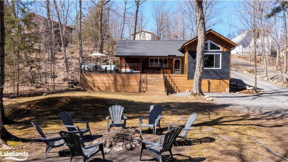 McKellar Cottage | Waterfront getaway on Lake Manitouwabing. Hot tub, bunkie, canoes and kayaks!