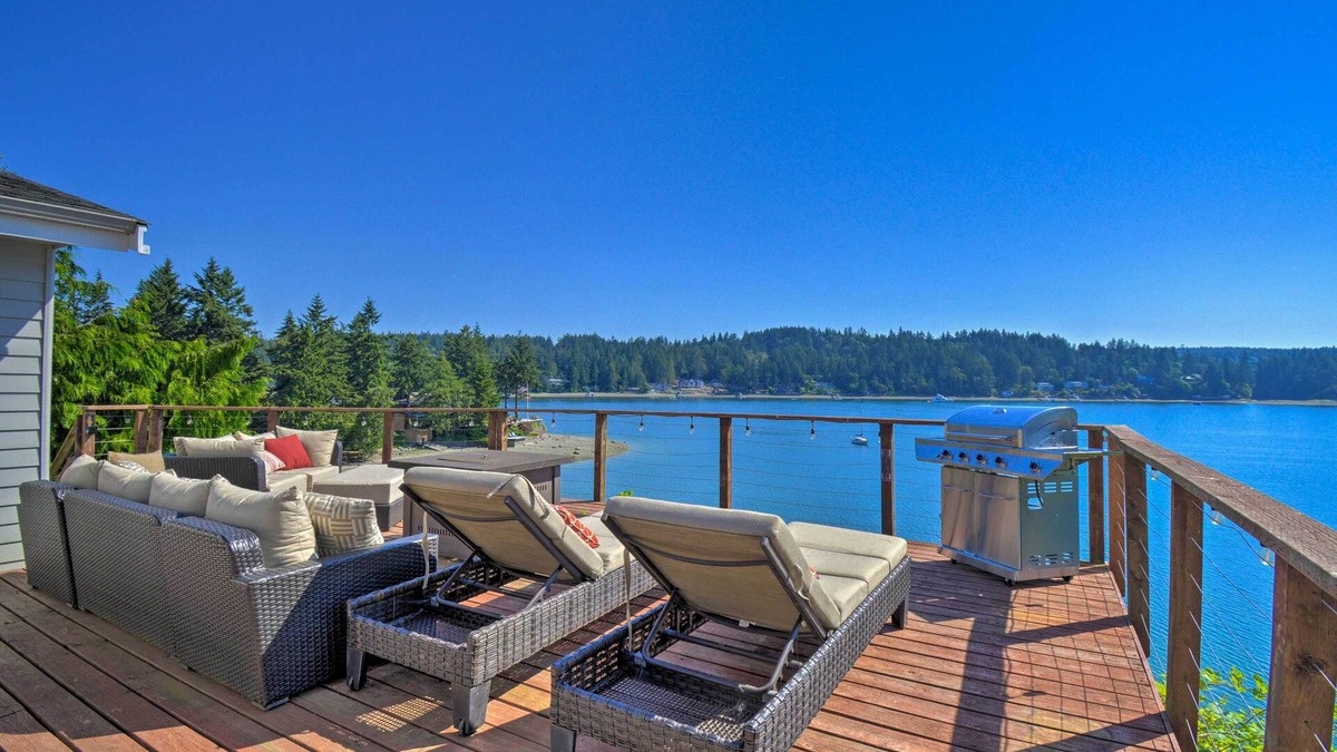 Gig Harbor House | Waterfront Gig Harbor Home w/Furnished Deck