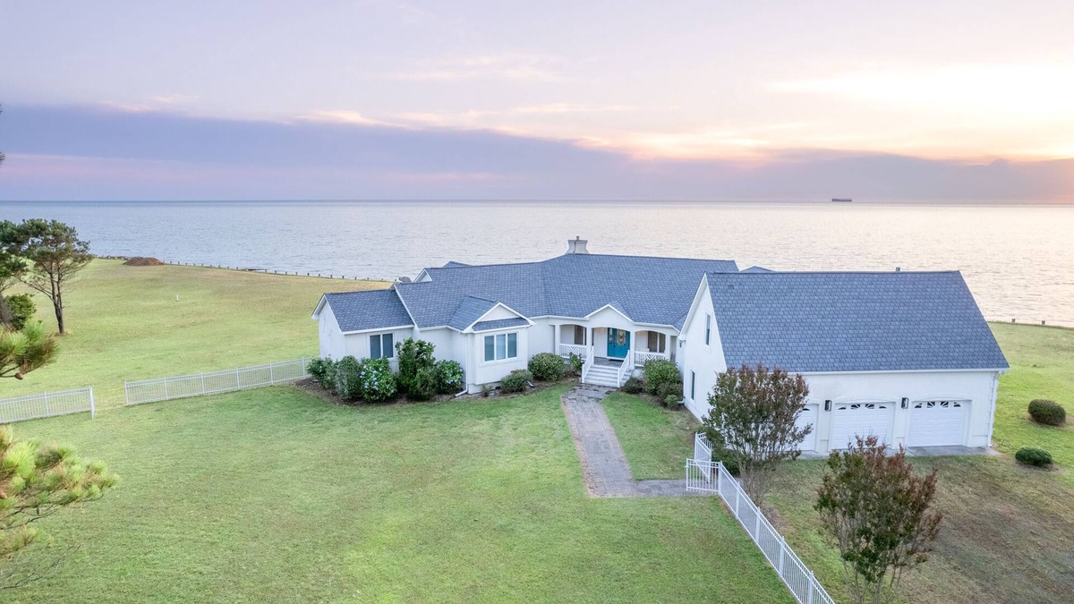 Davis Wharf House | Waterfront, Gorgeous 4 BDR, 3 BA Beautiful views & sunsets