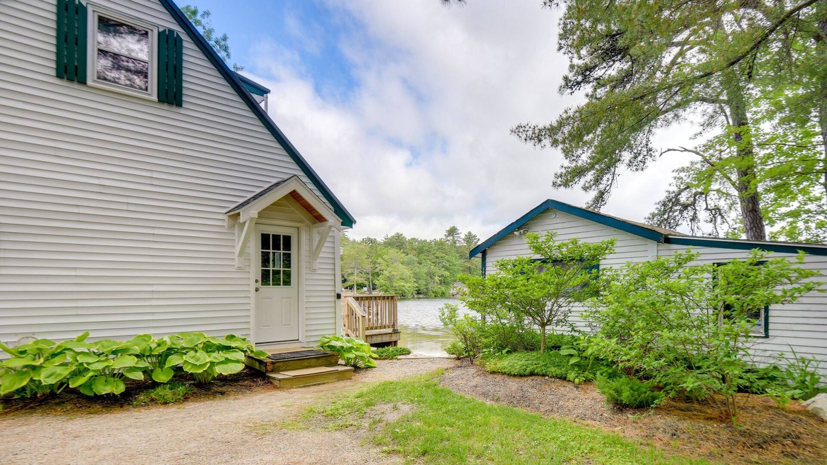 Gray House | Waterfront Gray Home w/Furnished Deck & Fire Pit!