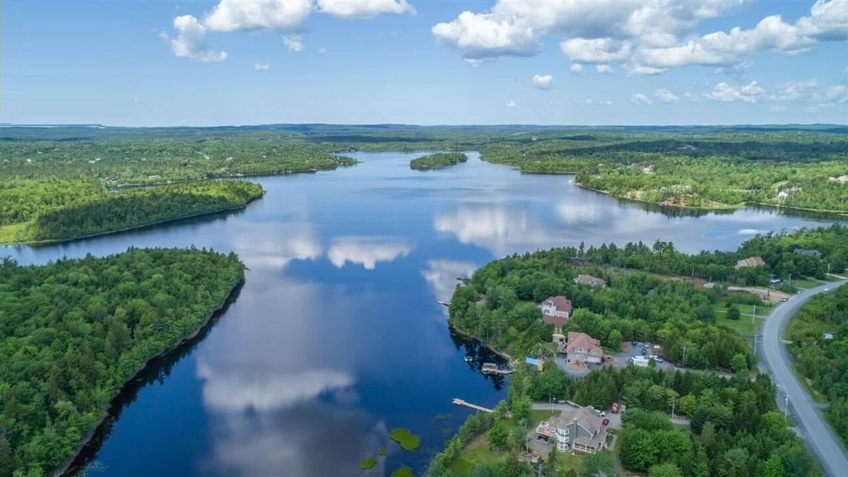 Lucasville House | Waterfront Guest Suite in Executive House on McCabe Lake
