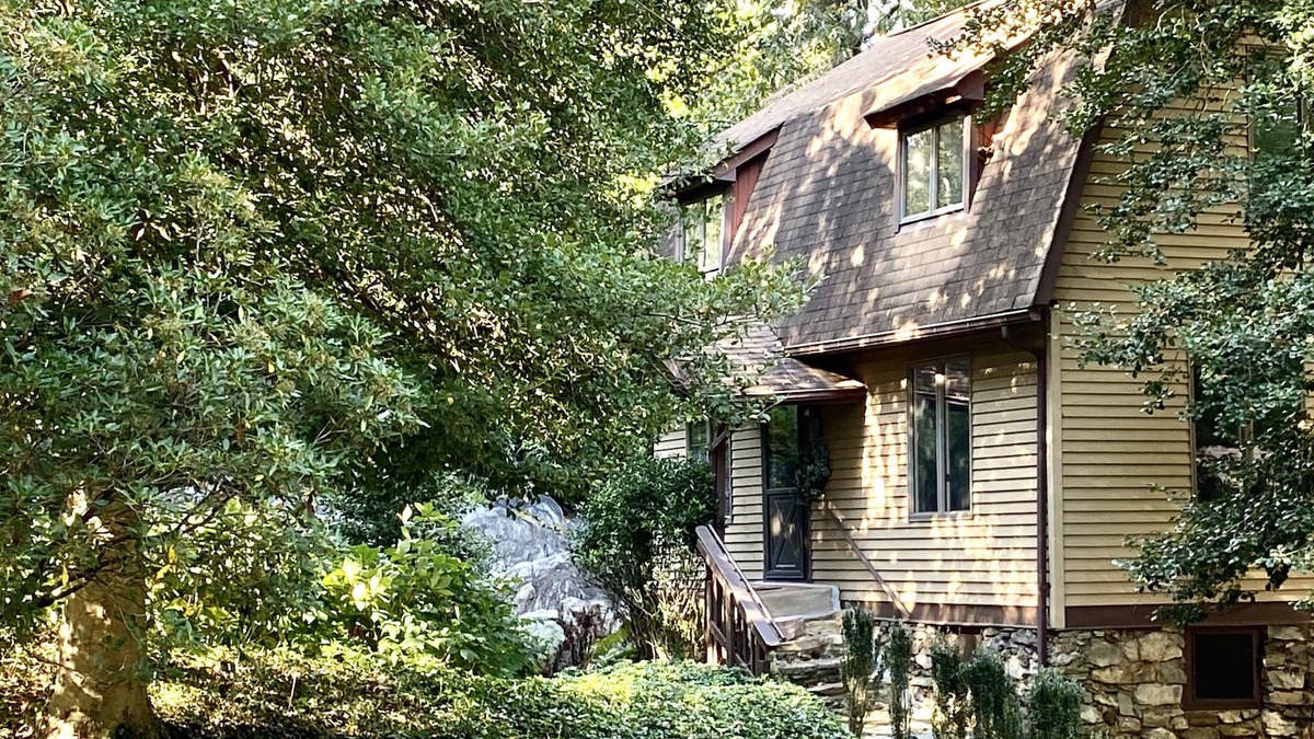Morrisville Cabin | Waterfront Guesthouse, historic, cozy 5 star lodge facing Delaware River & Canal