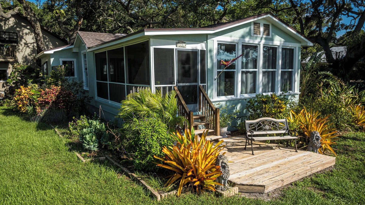 Safety Harbor House | Waterfront harbor cottage, walking distance to downtown, near to beaches & more!