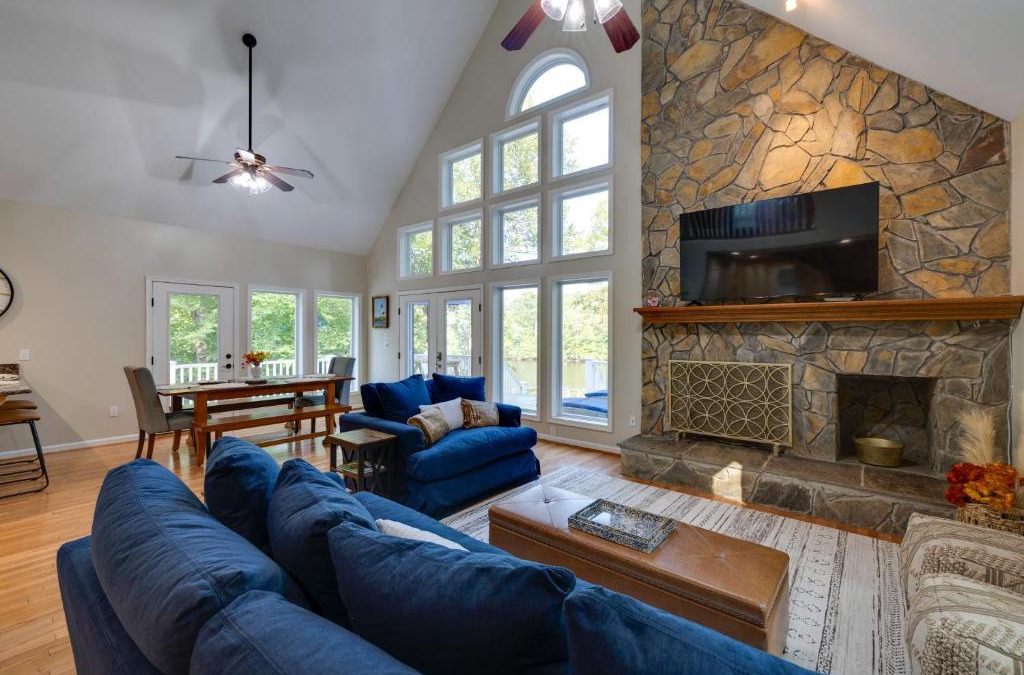 Pine Top House | Waterfront Hartfield Vacation Rental with Dock!