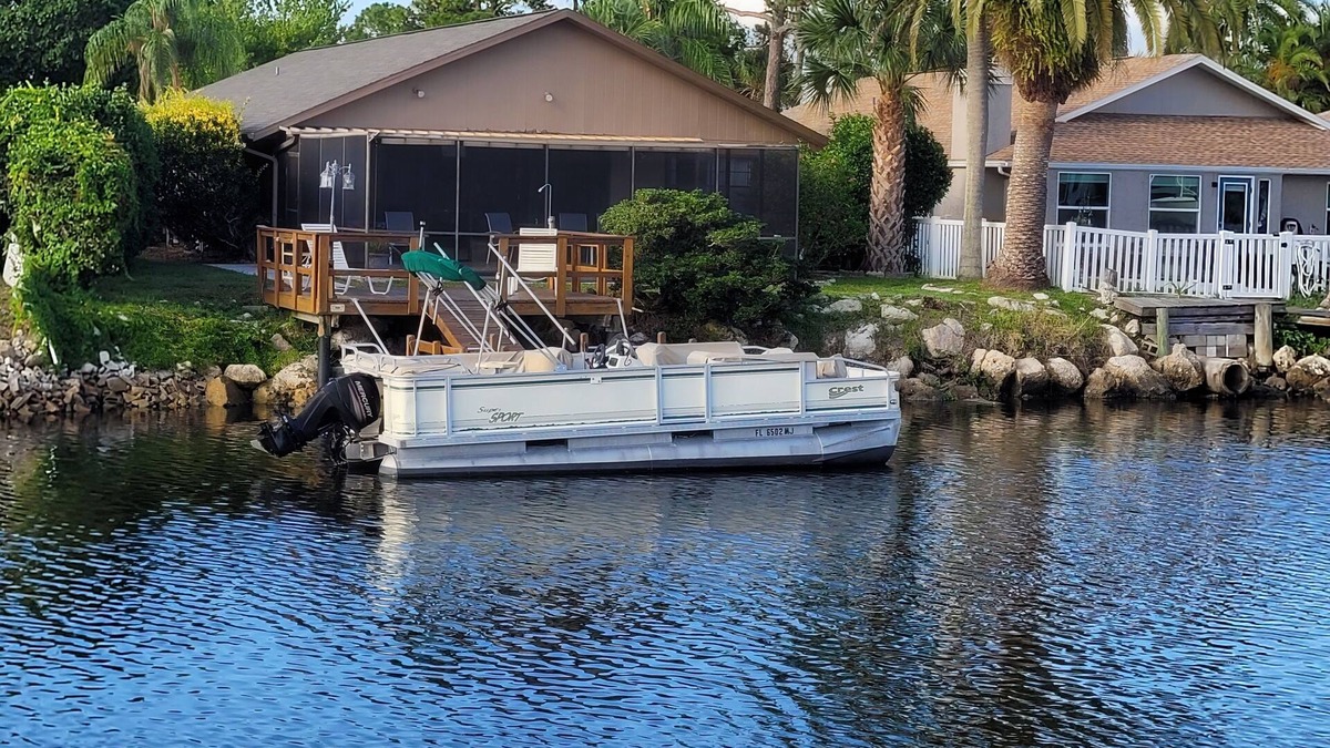 Woodlands House | Waterfront, Heated Pool, Internet, Pontoon boat & kayaks. Monthly Stay Discount
