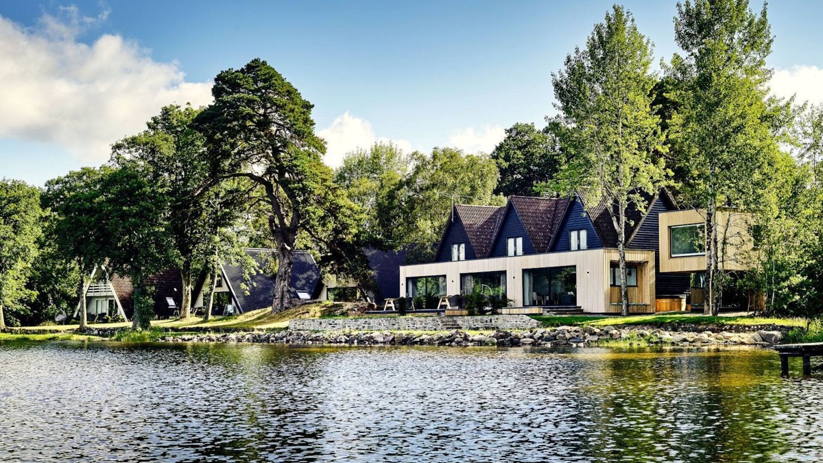 Port of Menteith Ski Chalet | Waterfront heaven with hot tub and sauna.