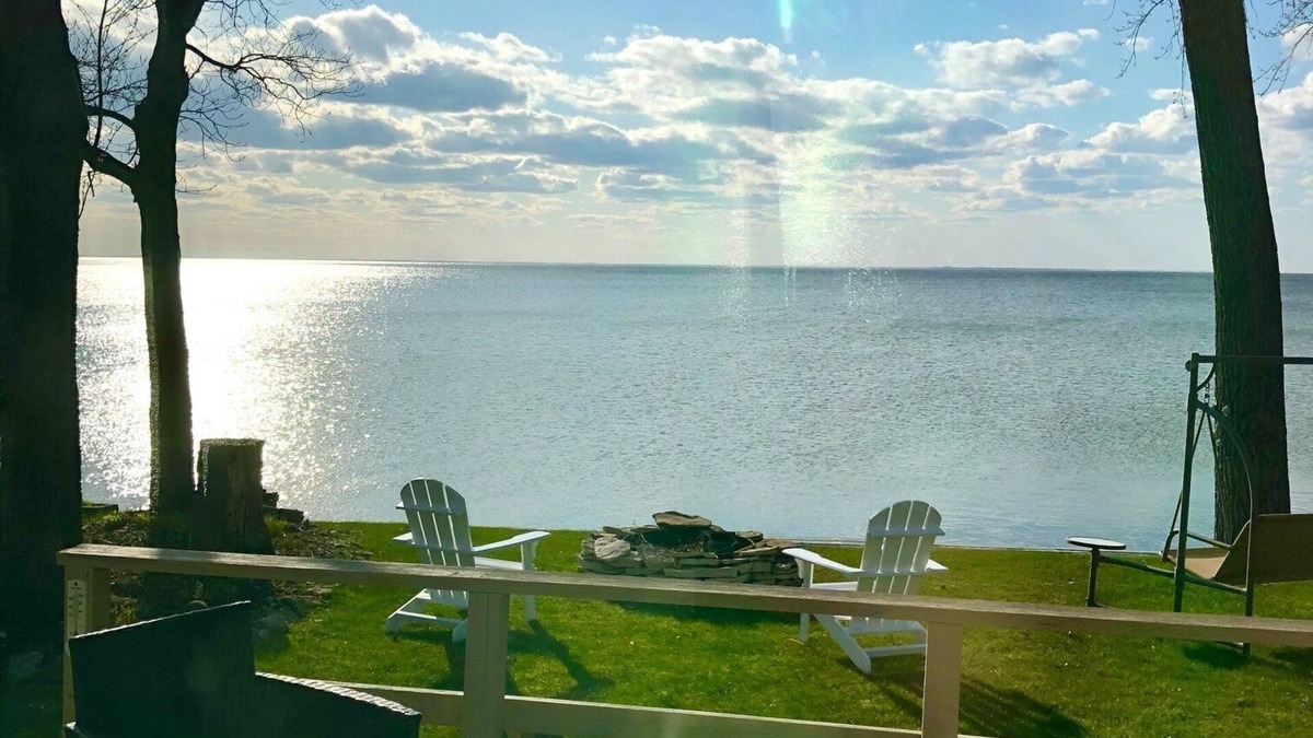 Luxemburg House | WATERFRONT HOME. Gorgeous Sunsets. Sleeps 5! 25 minutes to Lambeau. 5 star!