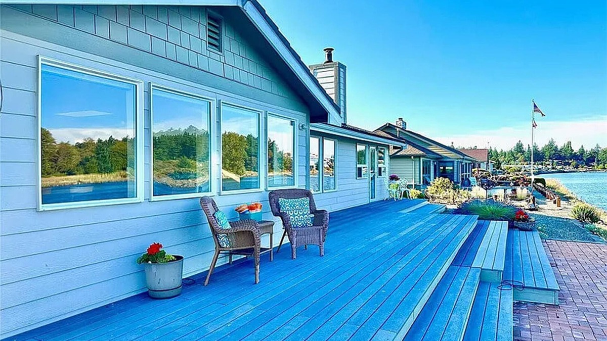 La Conner House | Waterfront home in delightful La Conner 30 Day Stay