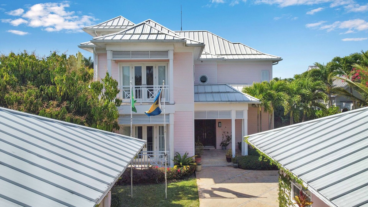 Nassau House | Waterfront Home in Old Fort Bay