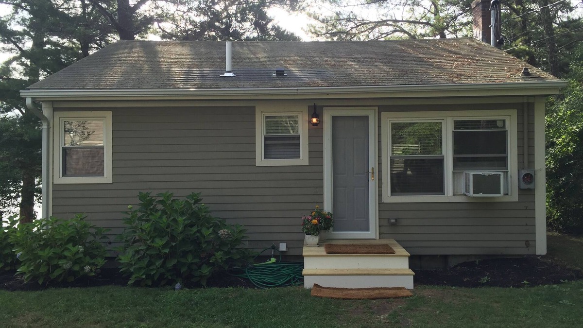 Ponds of Plymouth Cottage | Waterfront Home In The Gateway To Cape Cod. 8 minutes to Bourne Bridge.