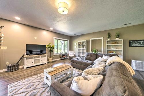 Poplar Bluff Apartment | Waterfront Home Near Mark Twain National Forest