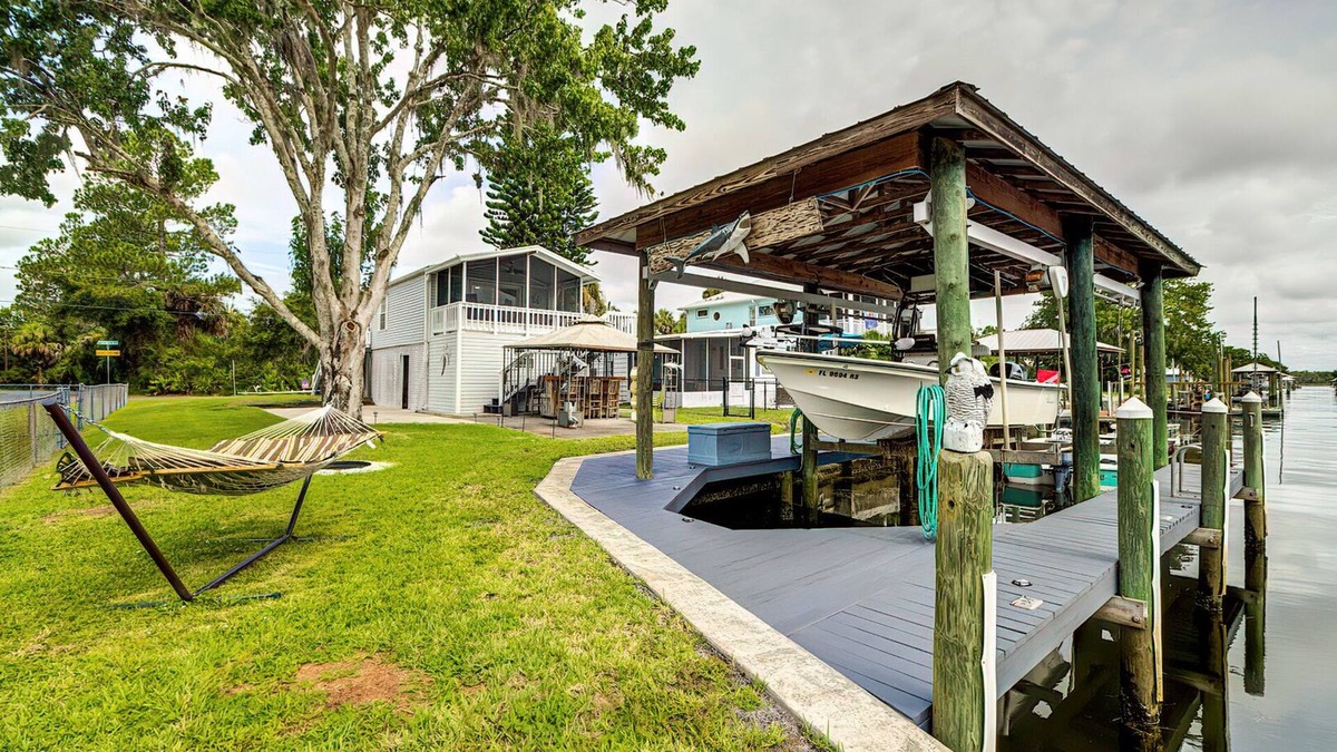 Crystal River House | Waterfront Home on deep canal, private dock, close to boat ramp Ft Island Trail