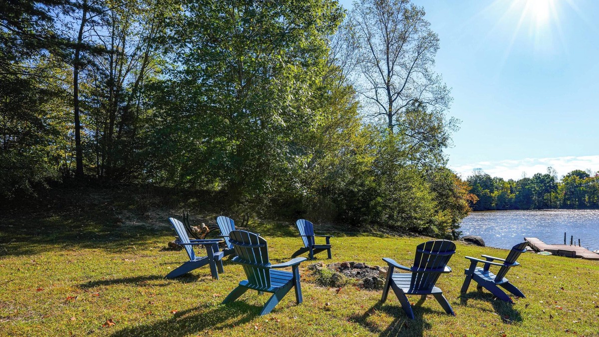 Louisa House | Waterfront Home on Lake Anna: Autumn Escape!