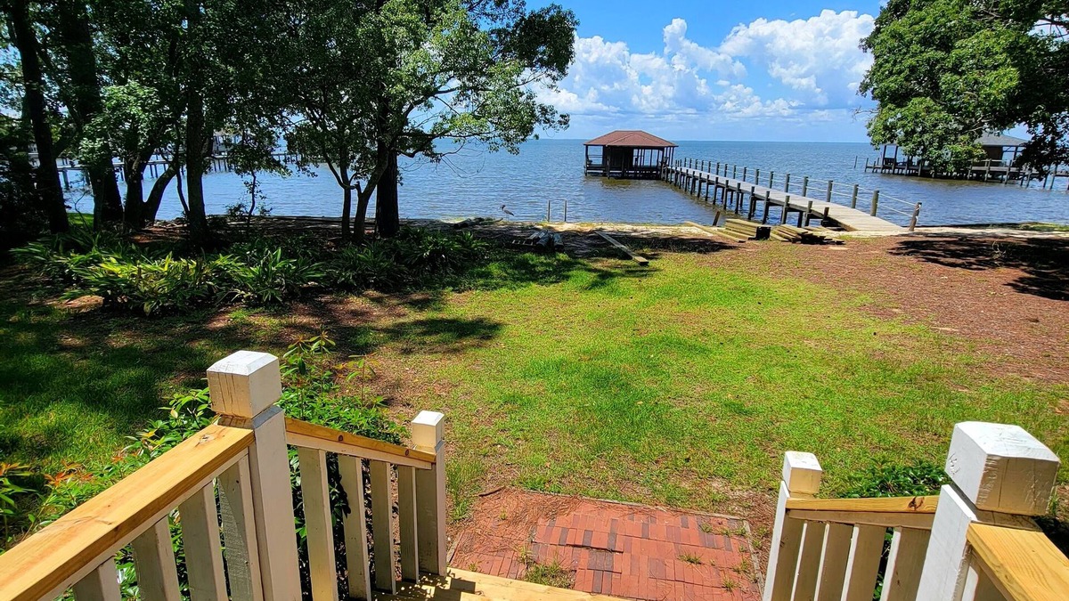 Fairhope House | Waterfront home on Mobile Bay w/pier for watching sunsets, swimming/fishing.nn