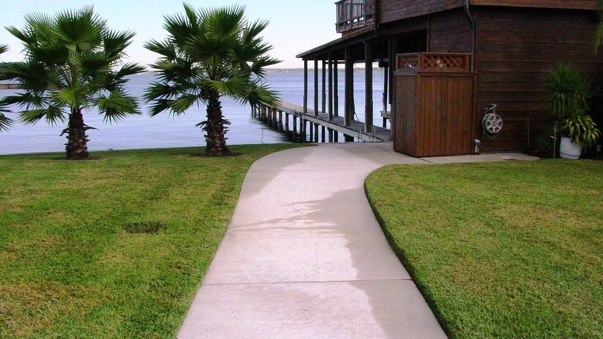 Conroe House | Waterfront Home - Private Fishing Pier BEST VIEWS! - walk to bars & restaurants