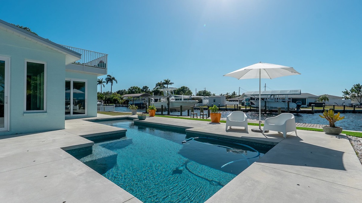 Bradenton House | Waterfront Home! Sleeps 8 Heated Pool Spa Boat Dock Chef Kitchen Small dogs OK