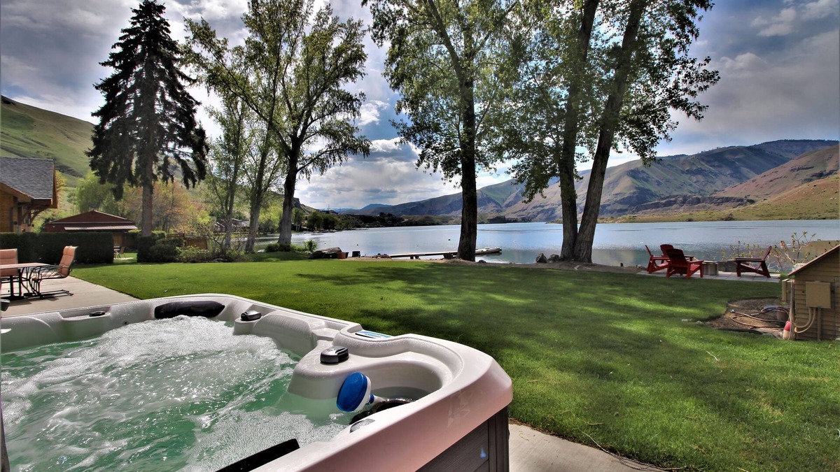 East Wenatchee House | Waterfront home w/ hot tub, dock, beach & extra sleeping in bonus/game room