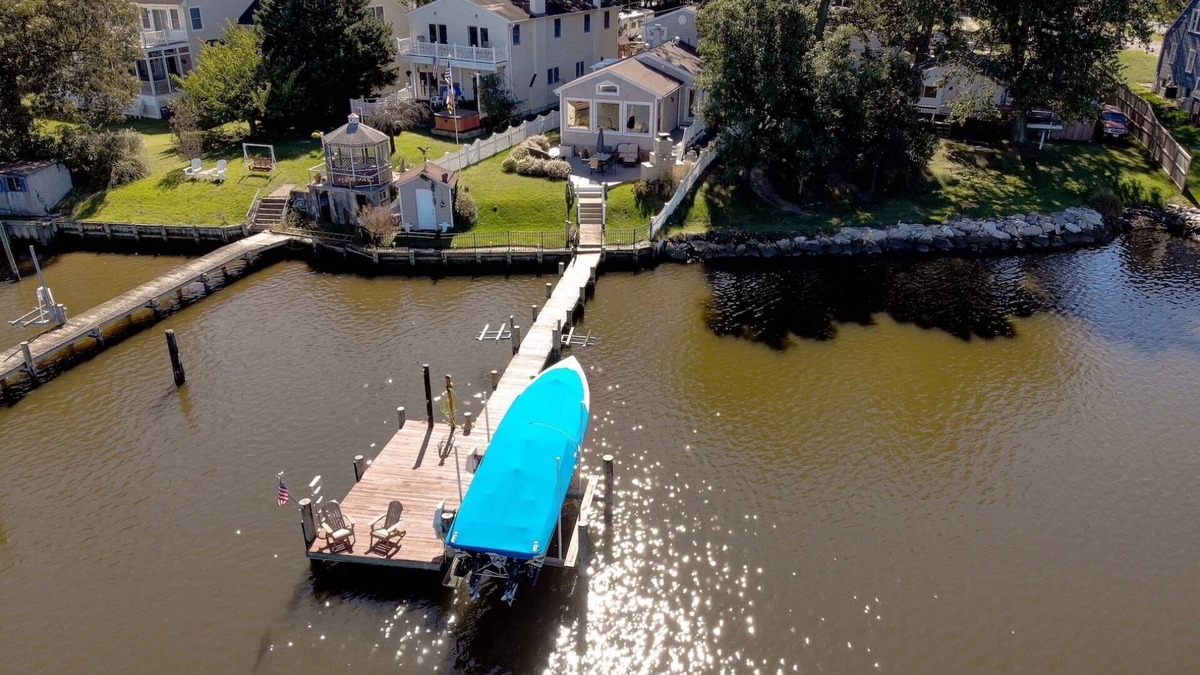 Lake Shore House | Waterfront Home w Private Pier Easy Drive to USNA